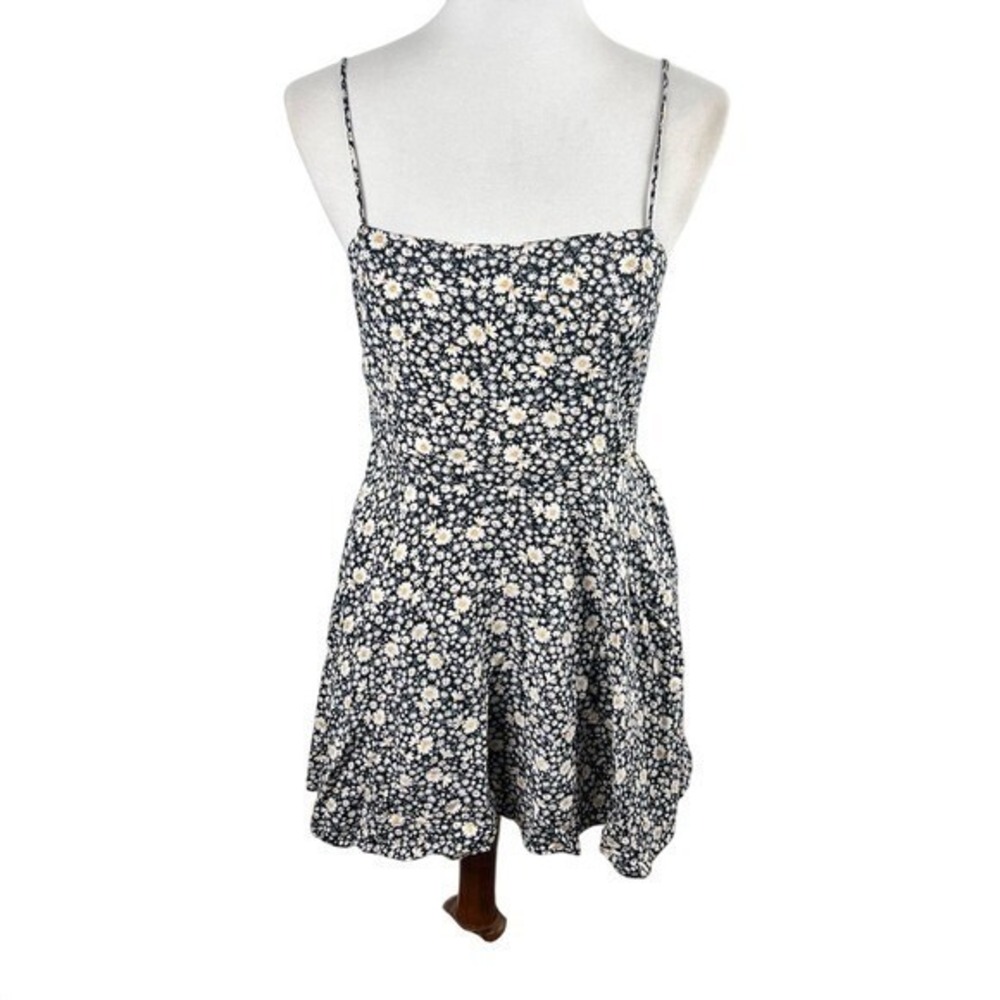 Urban Outfitters Black Daisy Floral Smocked Mini Dress Ruffle Hem Size M FD5532 - Picture 2 of 15